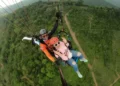 Chàng trai Quảng Trị căng băng rôn ở độ cao 1000m, bay dù cầu hôn bạn gái