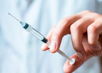 Mất thị lực sau tiêm filler làm đầy rãnh má tại tiệm tóc