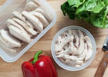 Thêm thứ quả này, luộc ức gà giảm cân không bị khô lại còn ngon