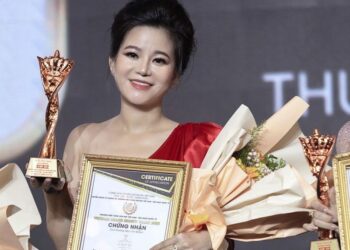 Diện tông đỏ nổi bật, CEO Lê Thị Ngọc Quỳnh hút mắt tại The Face Beauty Việt Nam 2022.