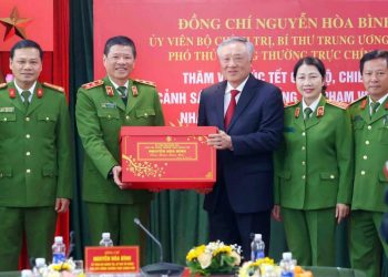Phó Thủ tướng Thường trực Nguyễn Hòa Bình giao nhiệm vụ cho lực lượng Cảnh sát phòng chống tội phạm về môi trường